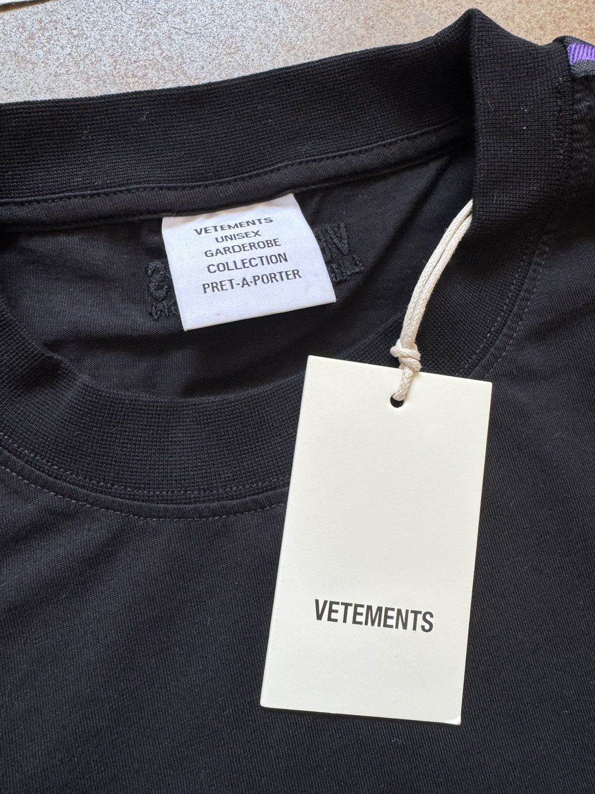 VTMNTS × Vetements Vetements Logo Tape Tee Black/Purple Medium Size US M / EU 48-50 / 2 - 7 Thumbnail
