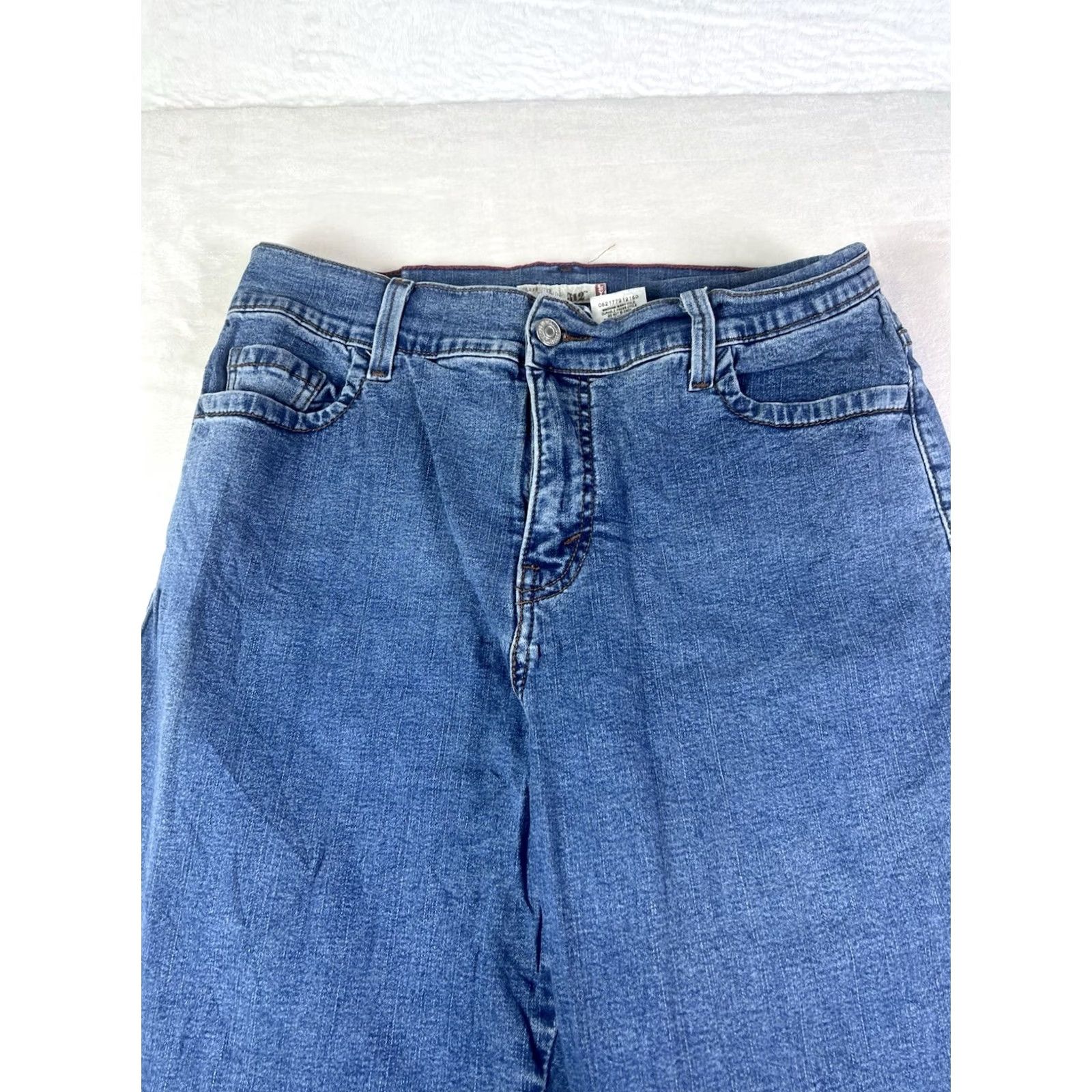 Levi's Levi's 512 Capri Jeans Women's Slimming Size 14 Denim Blue Capri Jeans Capris Slimming Pockets 19 Inseam 30 Waist Denim Blue Size 36" / US 14 / IT 50 - 2 Thumbnail