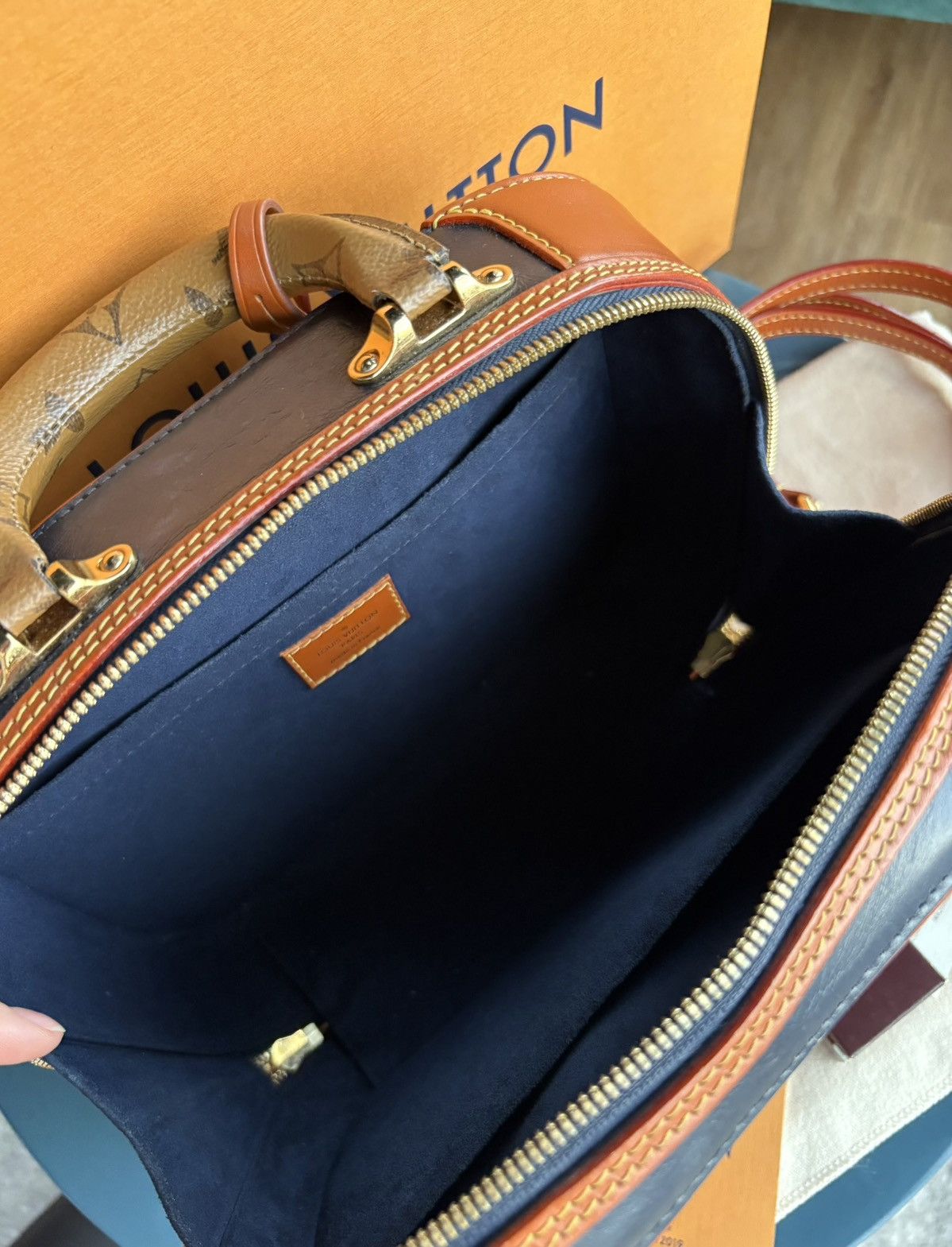 Louis Vuitton Louis Vuitton Rare Limited Edition Top Handle Bag Size ONE SIZE - 12 Thumbnail