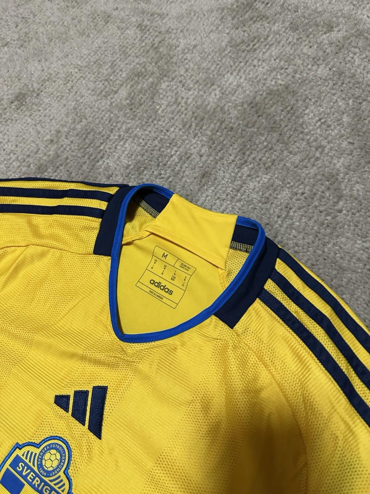 Adidas SWEDEN NATIONAL TEAM 2022/2023 HOME FOOTBALL SHIRT JERSEY Size US M / EU 48-50 / 2 - 4 Thumbnail