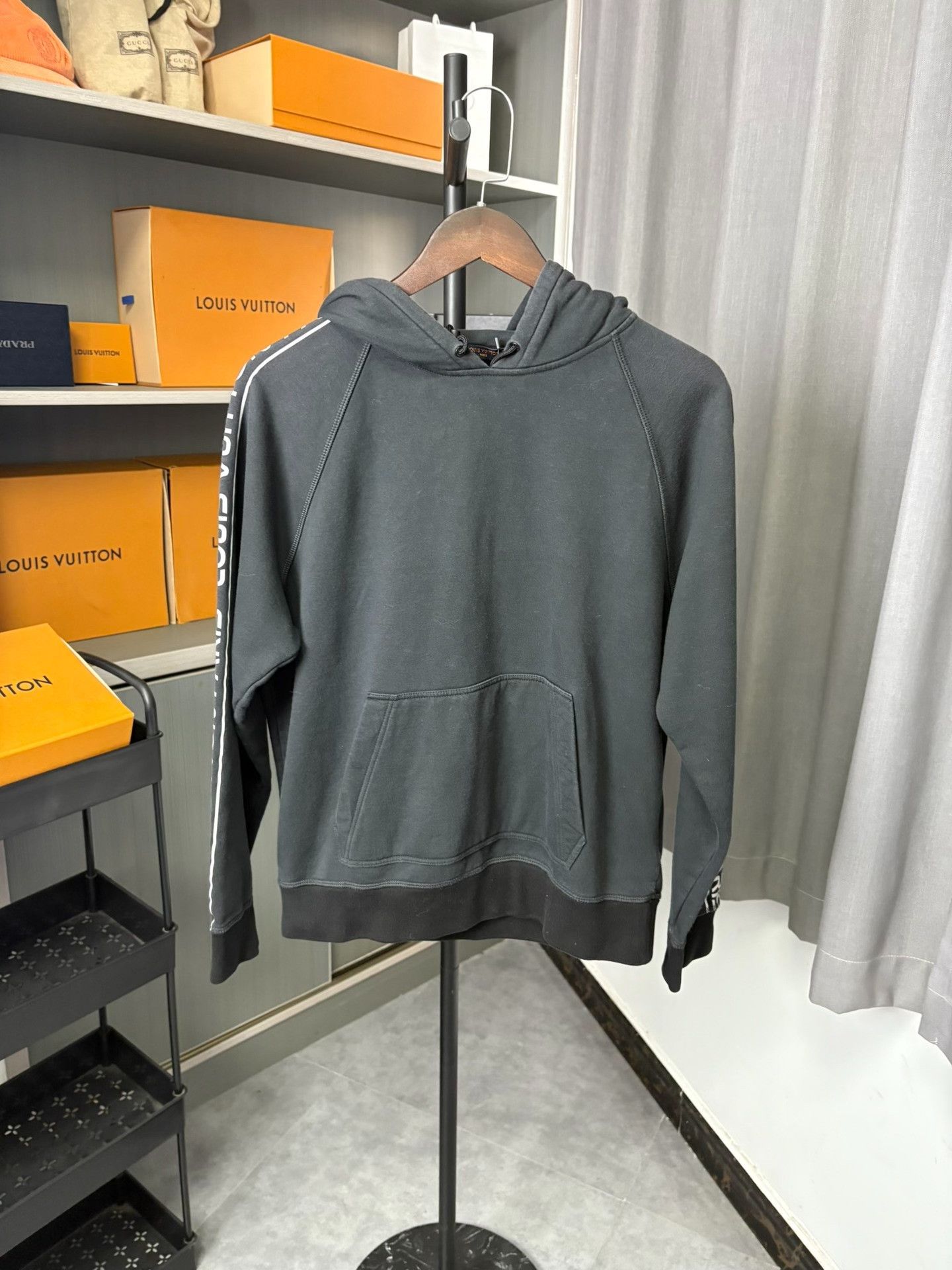Louis Vuitton Louis Vuitton Retro Black Hoodie M Men Size US M / EU 48-50 / 2 - 1 Thumbnail