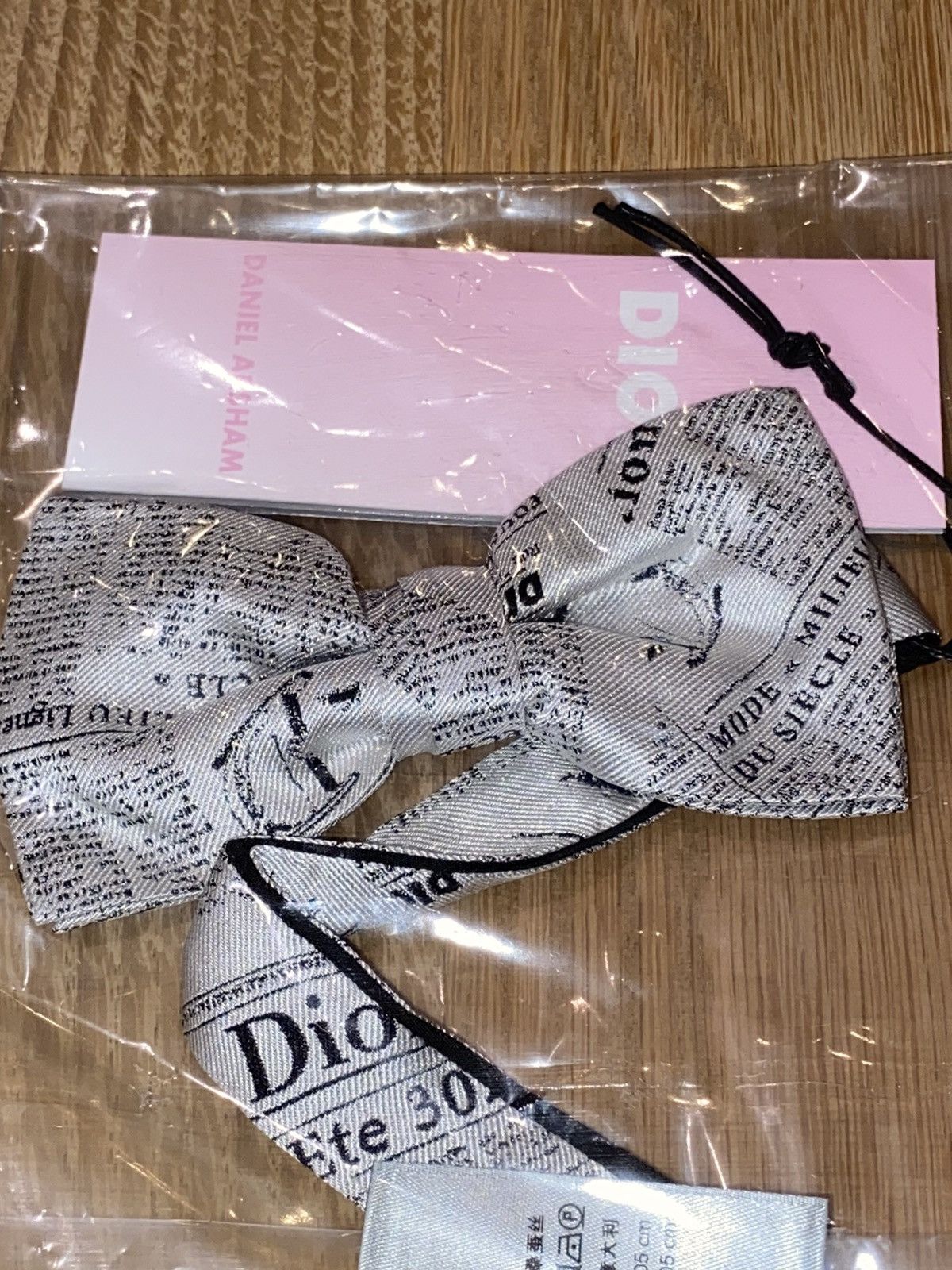 Daniel Arsham × Dior Daniel Arsham x Dior Bowtie Newspaper Size ONE SIZE - 2 Thumbnail