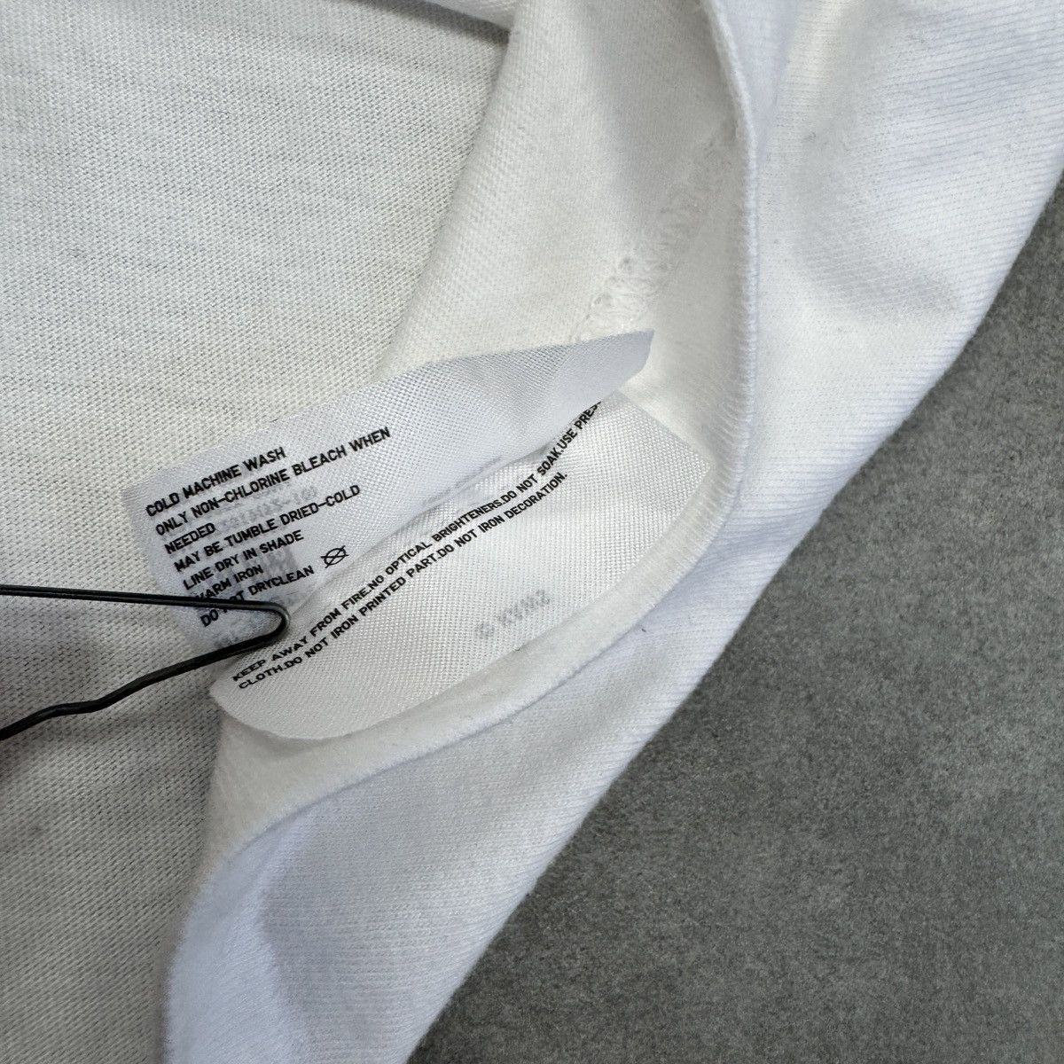 Kaws Uniqlo x Kaws Big Logo White T-Shirt Men Size L Size US L / EU 52-54 / 3 - 13 Thumbnail