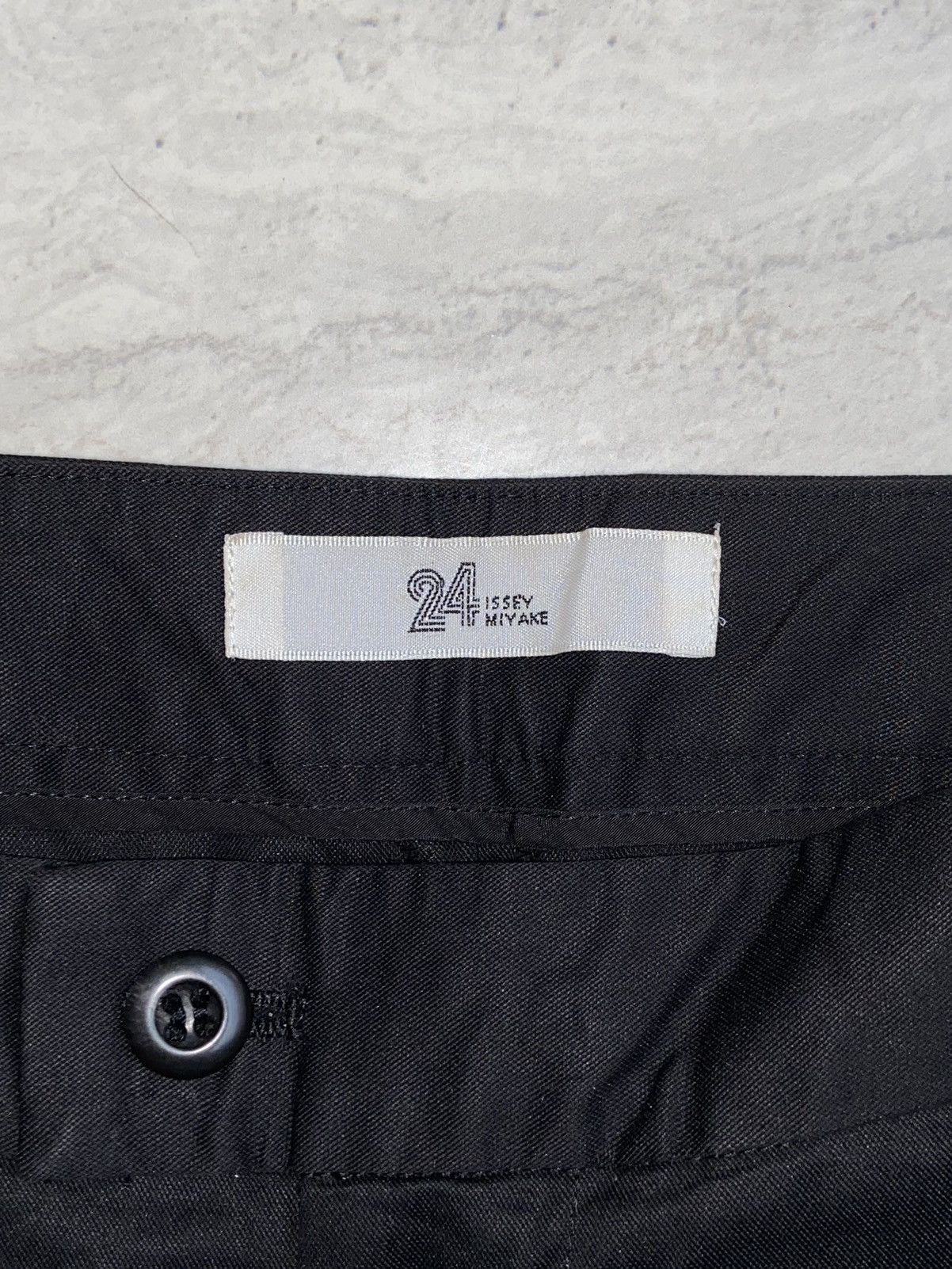 Issey Miyake 24 ISSEY MIYAKE Black Shorts Size US 27 - 15 Thumbnail