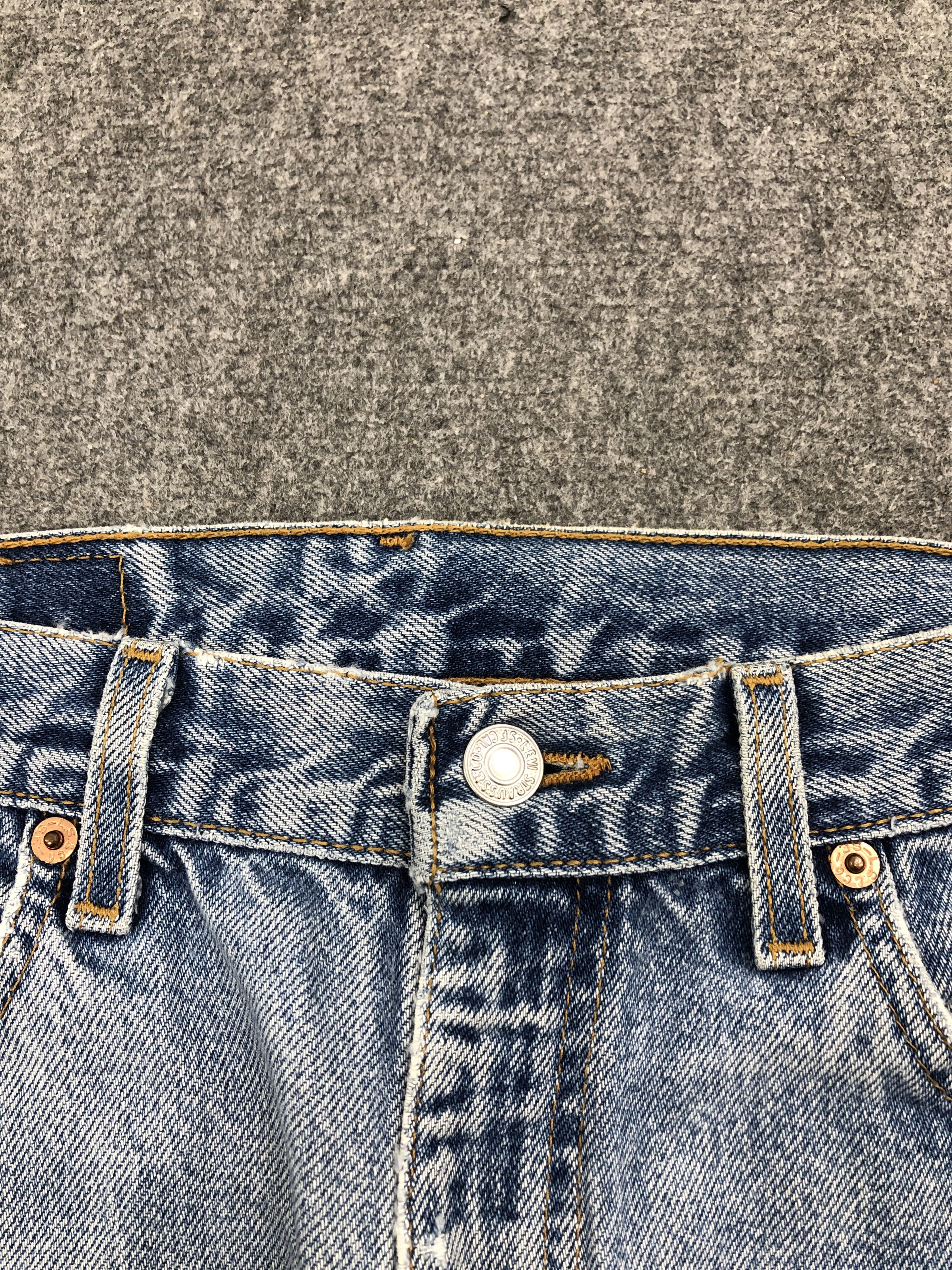Levi's × Vintage Distressed Vintage 90s Levi's 505 Light Blue Washed Jeans Size US 32 / EU 48 - 13 Thumbnail