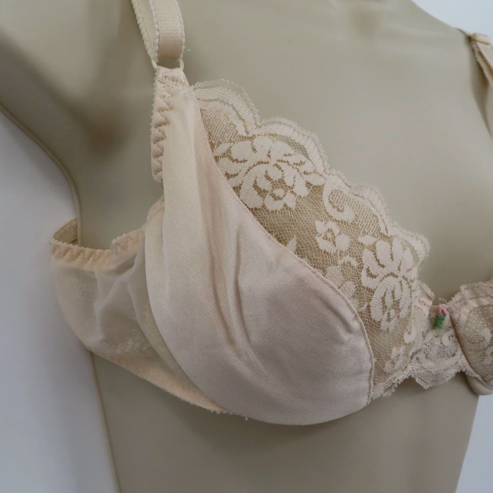 JCPenney VINTAGE J. C. Penney Fantasia Bra 36B Cream Underwire Lined Lace Satin Rosette 7236 Womens Size ONE SIZE - 2 Thumbnail
