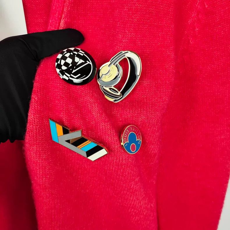 Louis Vuitton Louis Vuitton Red brooch knit cardigan shirt Size US M / EU 48-50 / 2 - 4 Thumbnail