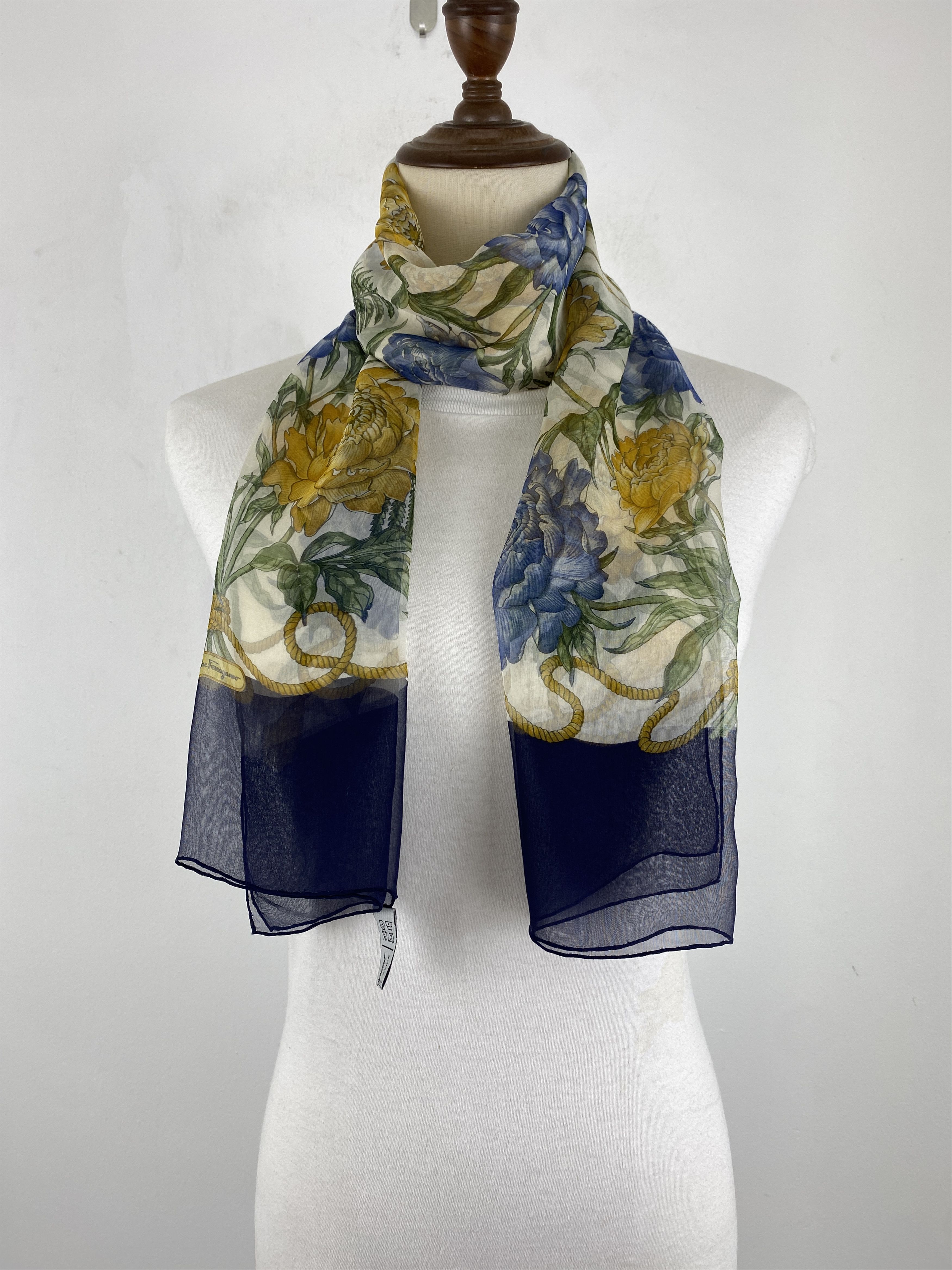 Designer × Salvatore Ferragamo Vintage Ferragamo Silk Scarf / Foulards / Silk Shawl SN0016 Size ONE SIZE - 1 Thumbnail