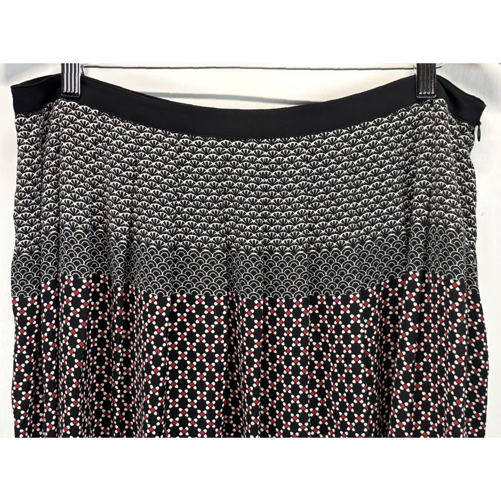 Talbots Talbots Pleated Flowy Skirt 14 Size Knee Length Black White Red Multicolor VGUC Regular Zip Polyester Blend Women Skirt Knee Length Pleated Size 36" / US 14 / IT 50 - 2 Thumbnail