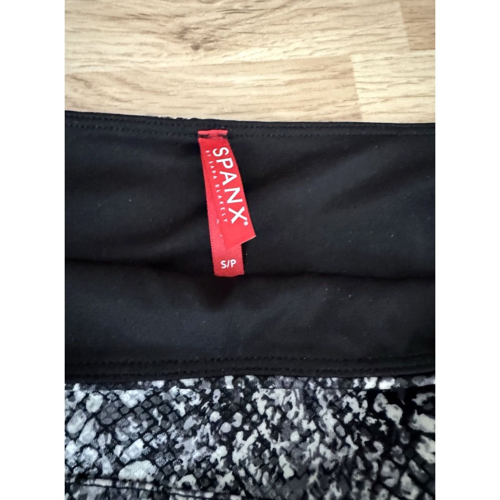 Spanx Spanx Faux Leather Snake Shine Leggings Small Petite Black Size 28" / US 6 / IT 42 - 2 Thumbnail