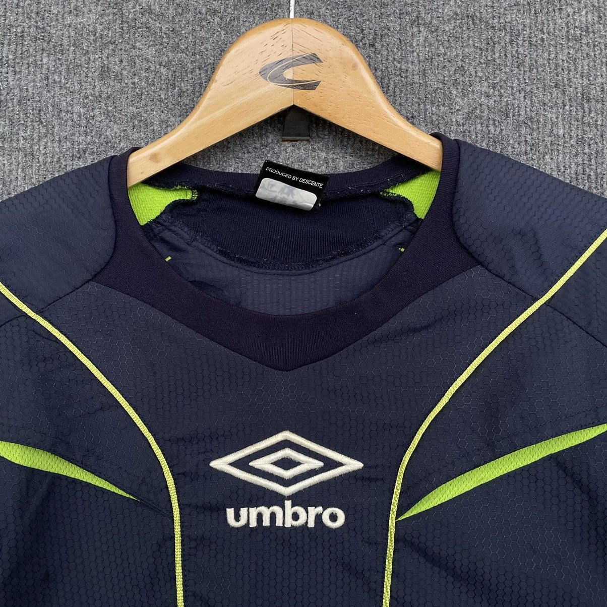 Umbro × Vintage 1990s Umbro Center Logo Nylon Sweatshirt Size US L / EU 52-54 / 3 - 2 Thumbnail