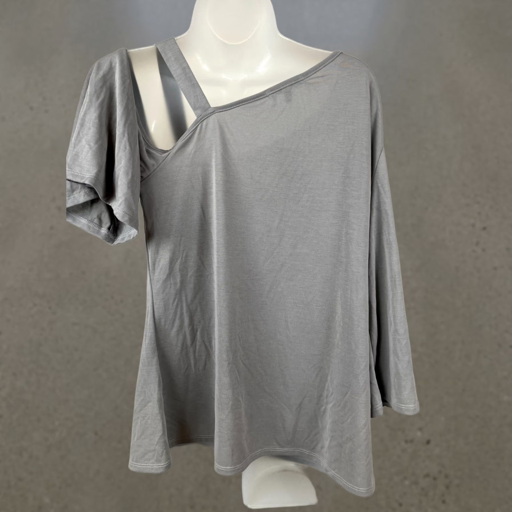 Vintage Buckle Red by BKE Top Womens M Frost Gray Asymmetrical Off Shoulder 3/4 Sleeve Size M / US 6-8 / IT 42-44 - 1 Thumbnail