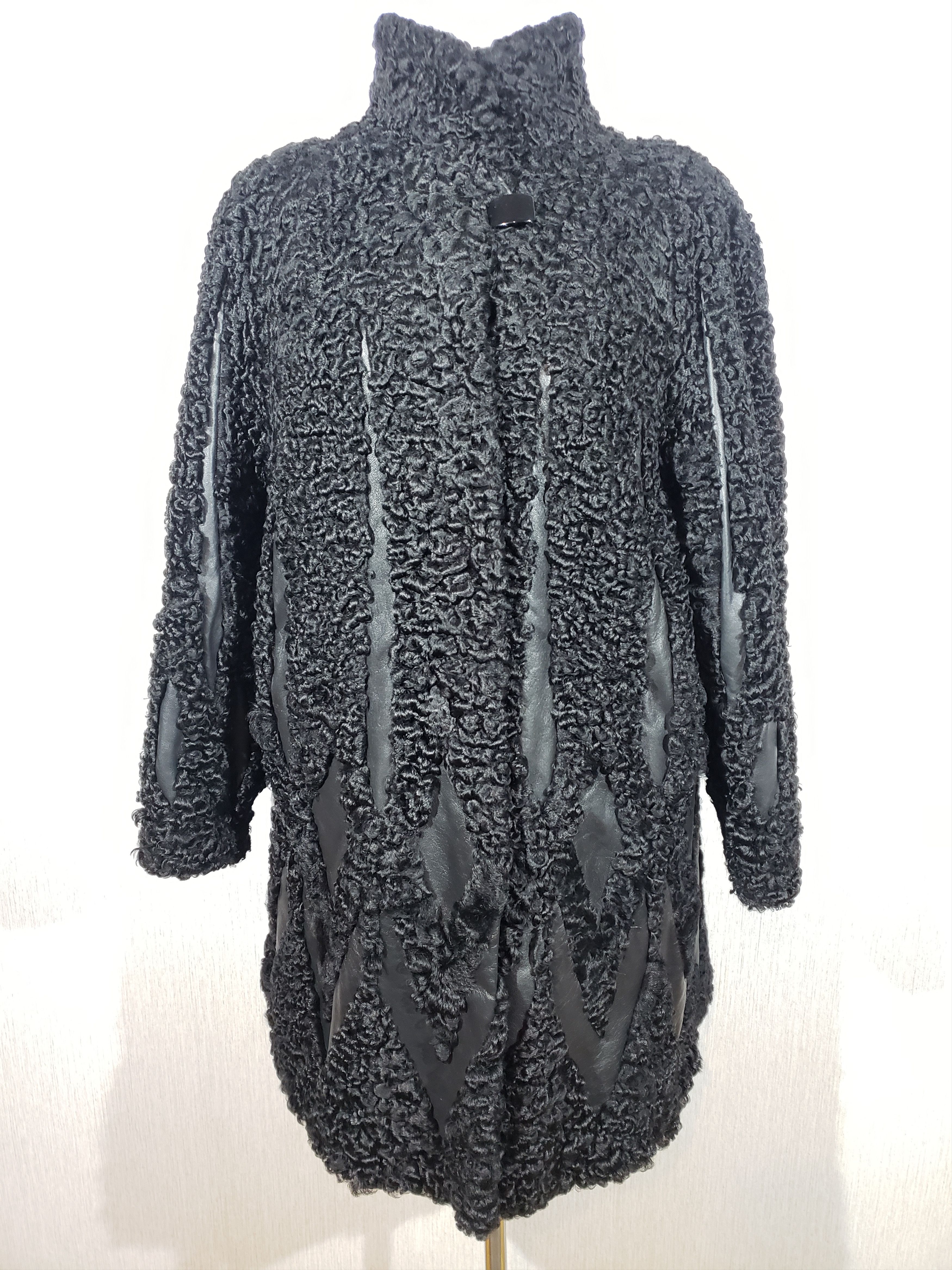 Uniqlo Black fur coat made of warm sheepskin. Size 3XL / US 20-22 - 1 Thumbnail