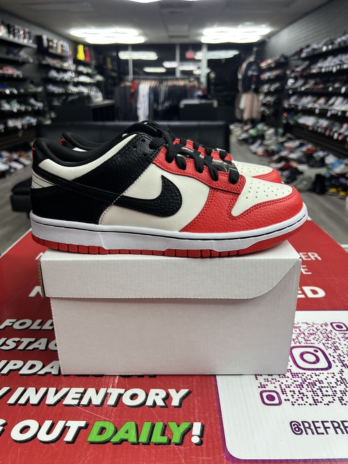 Nike Nike Dunk Low Chicago Size 6y Size US 6 / EU 39 - 1 Thumbnail