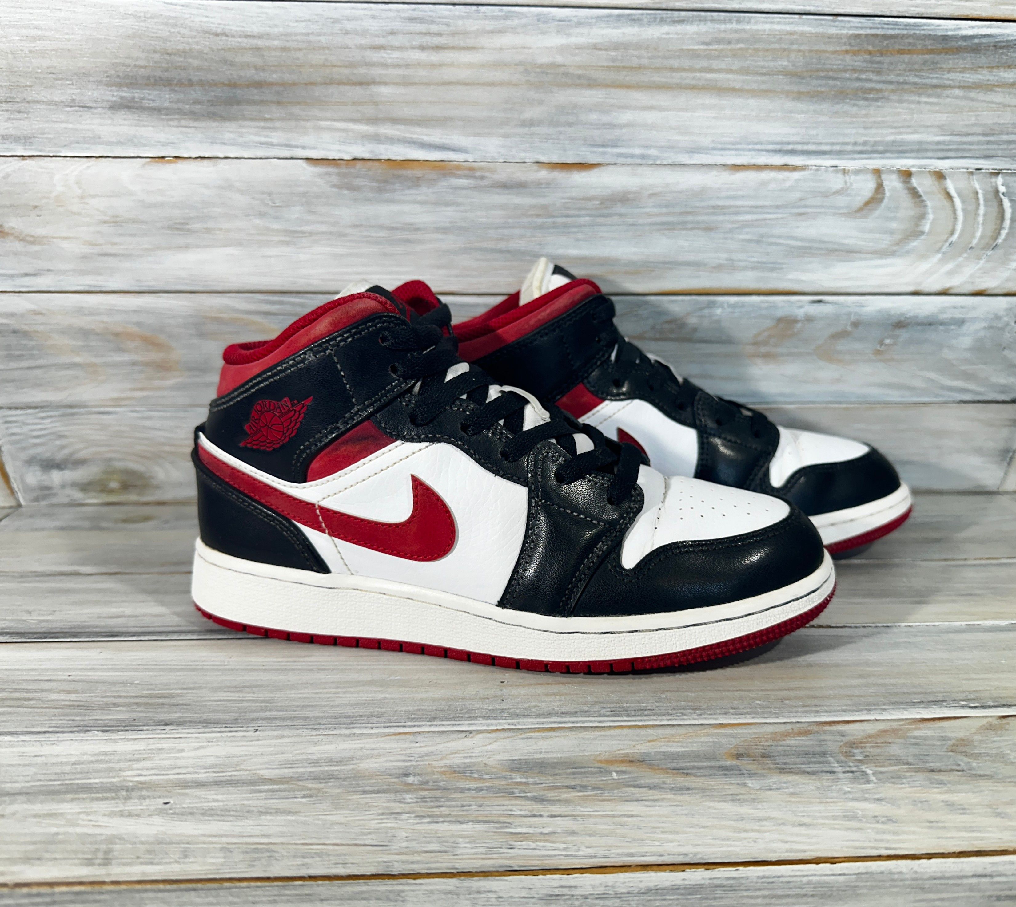 Jordan Brand Nike Air Jordan 1 Mid "White/Gym Red" Young Sneakers Casual Size US 5 / EU 37 - 15 Thumbnail