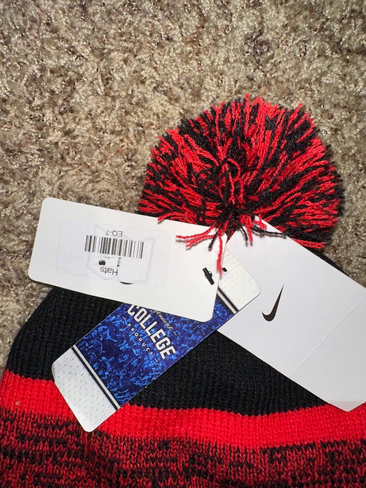 Nike Nike Men’s Black Georgia Bulldogs On-Field Peak Cuffed Knit Hat with Pom Sample Size ONE SIZE - 5 Thumbnail