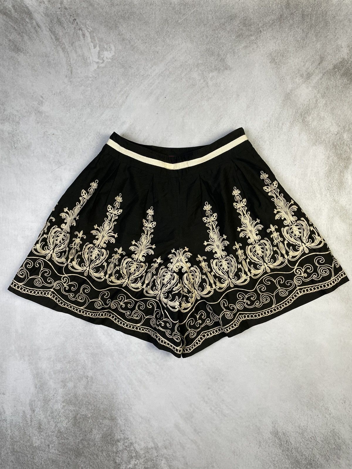 Anna Sui Dolly Girl by Anna Sui Baroque Shorts Size 25" / US 0 / IT 36 - 1 Thumbnail