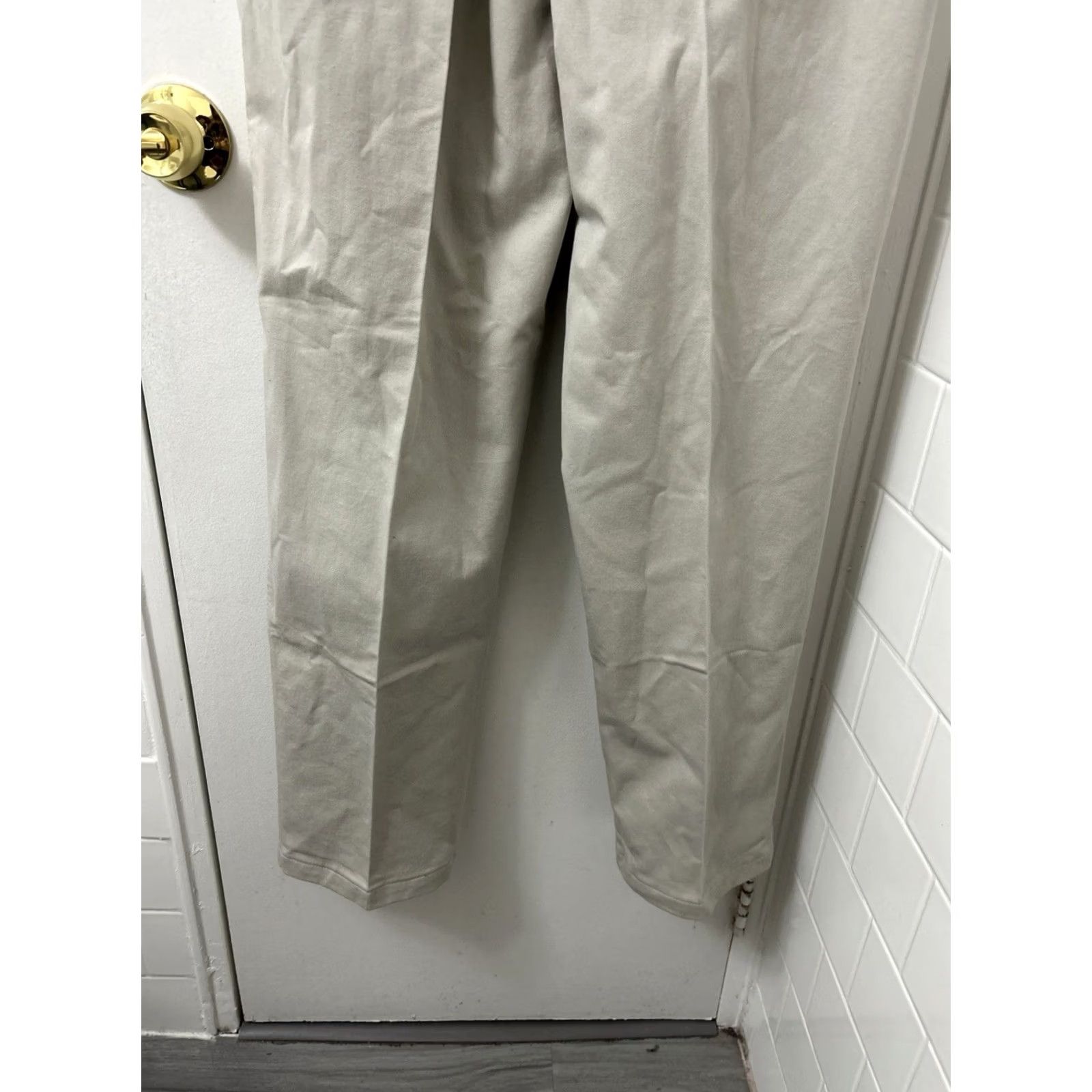 Eddie Bauer Eddie Bauer Pants Mens 36x34 Beige Khaki Relaxed Fit Pleated Trousers Size US 36 / EU 52 - 3 Thumbnail