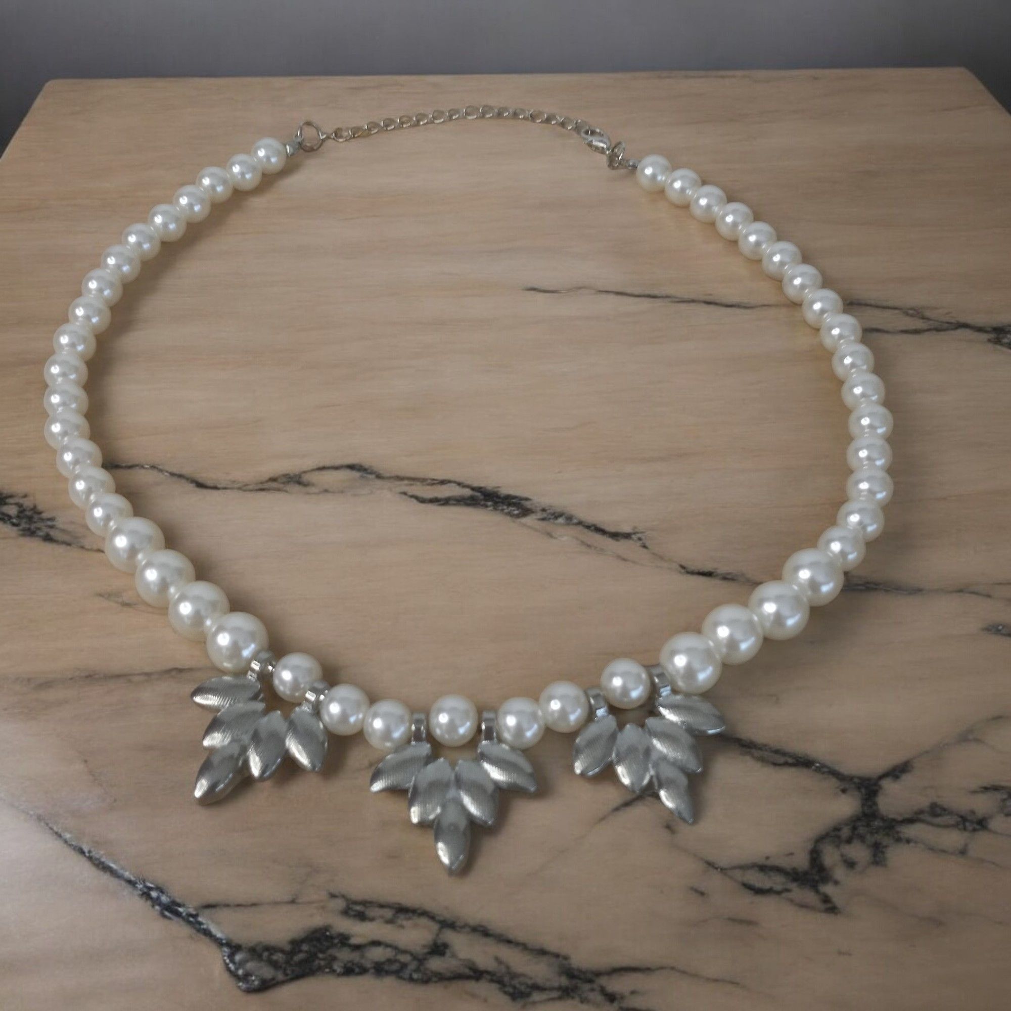Other Ice Crystals White Faux Pearl Necklace Size ONE SIZE - 2 Thumbnail