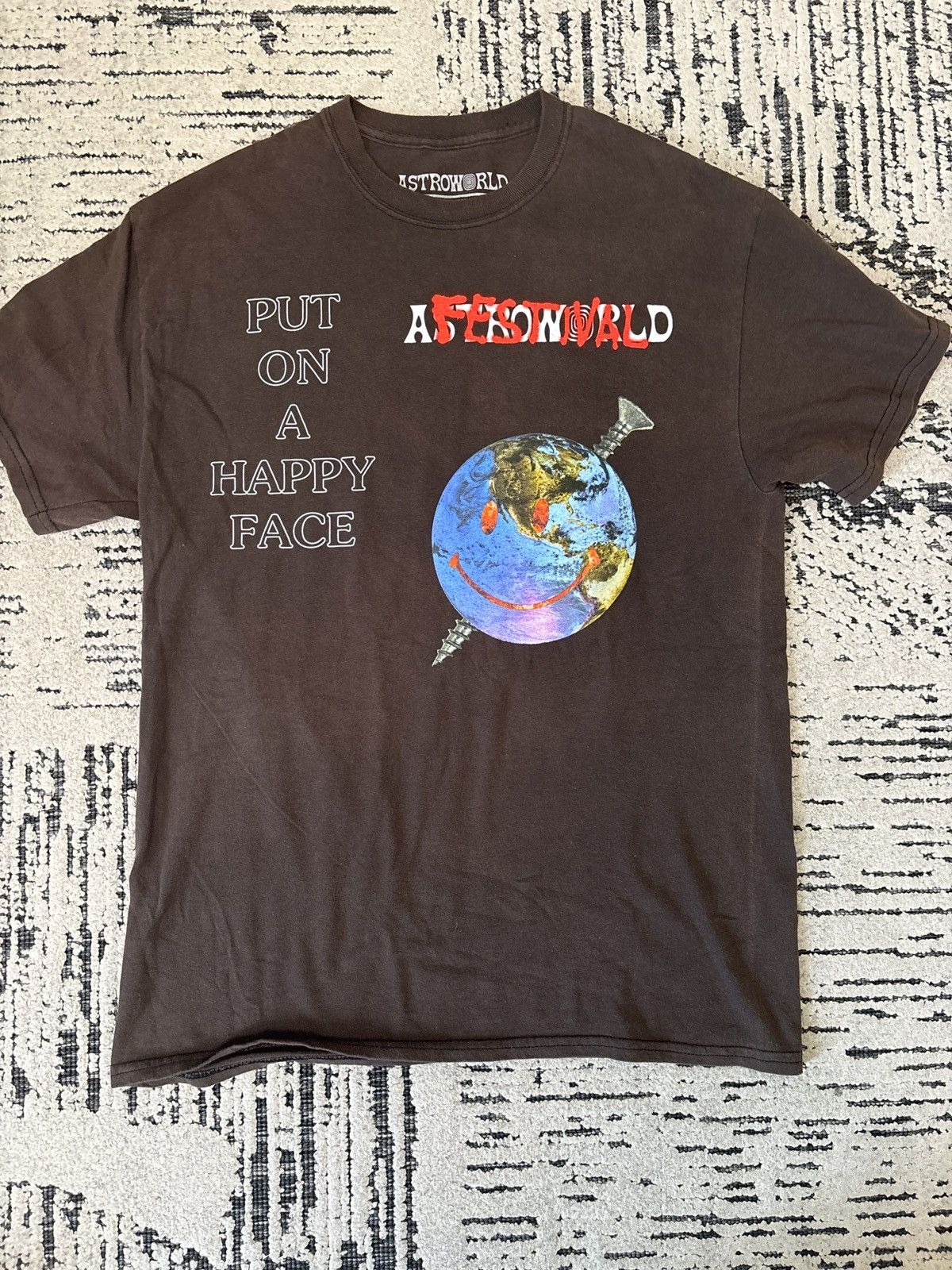Travis Scott Travis Scott Astroworld 2018 T-shirt “Put on a happy face” Size US S / EU 44-46 / 1 - 1 Thumbnail