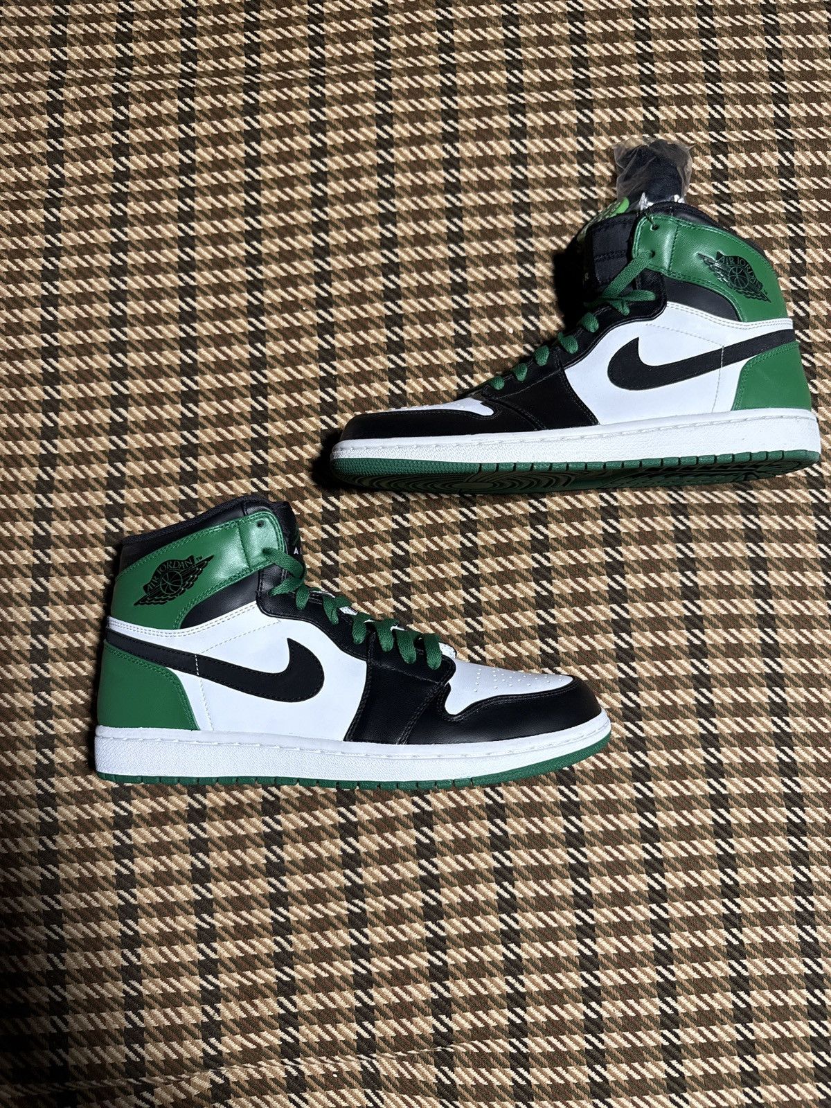 Jordan Brand Air Jordan Retro 1 Defining Moments Celtics (DMP) Size US 10 / EU 43 - 1 Thumbnail