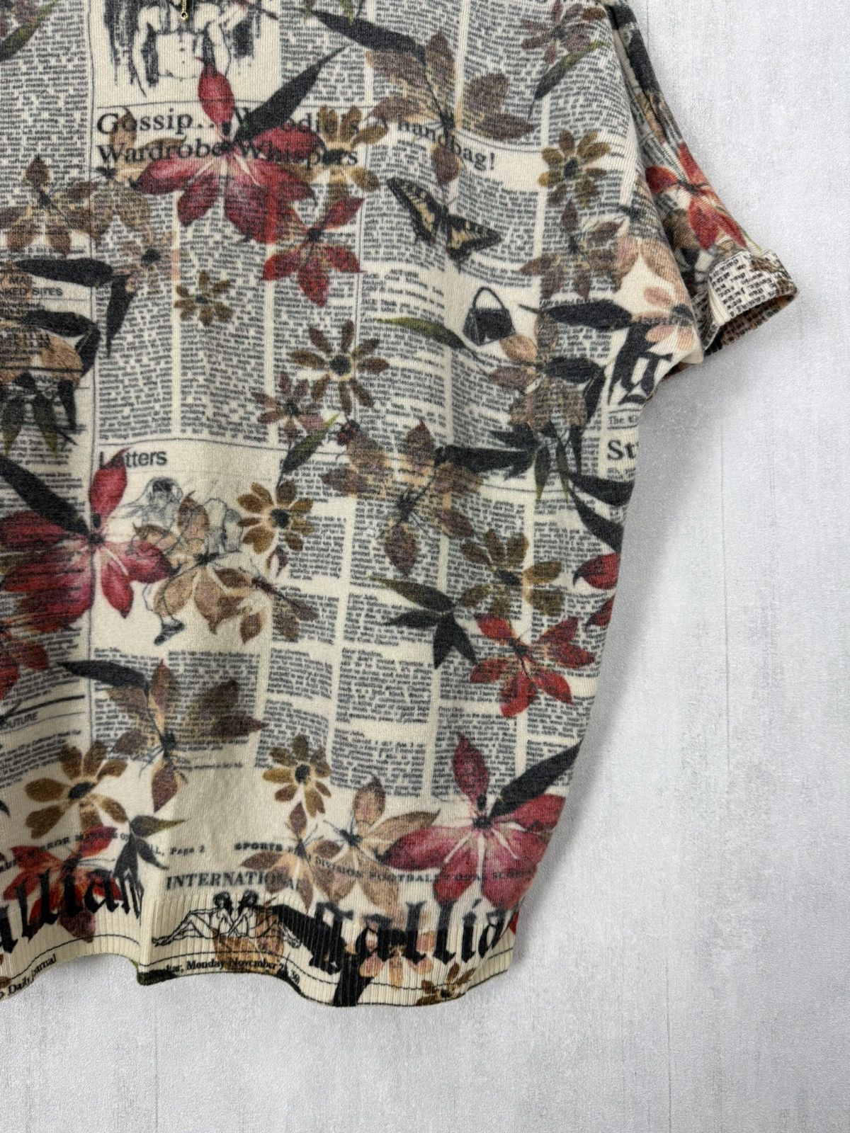 John Galliano John Galliano Newspaper Floral Print V-Neck Wool T-Shirt Size M / US 6-8 / IT 42-44 - 14 Thumbnail