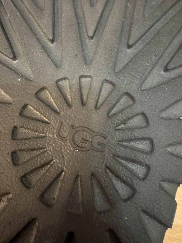 Ugg UGG Classic Short Ugg Rubber Logo Black Winter Boots size 39 Size US 8 / IT 38 - 11 Thumbnail