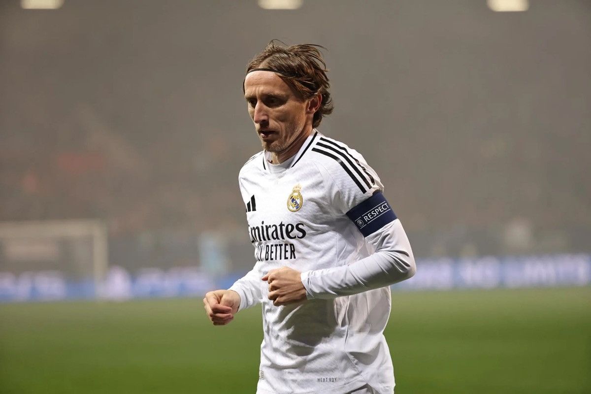 Adidas REAL MADRID ADIDAS 2024/2025 FOOTBALL HOME JERSEY #10 MODRIC Size US L / EU 52-54 / 3 - 12 Thumbnail