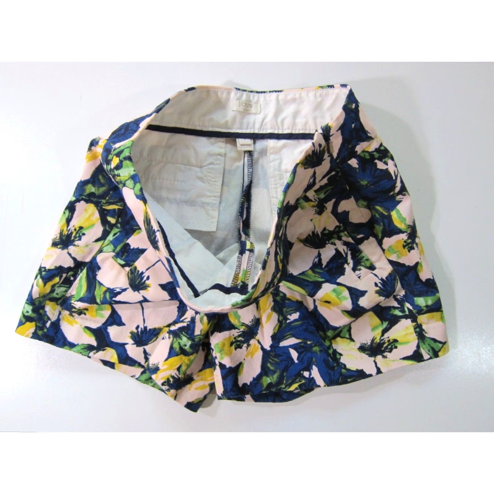 J.Crew J. Crew Cotton Stretch Floral Chino Shorts Blue Yellow Green Women 4/Small Chino Shorts Women 4/Small Blue Green Yellow Floral Cotton Stretch J. Crew Size 27" / US 4 / IT 40 - 5 Thumbnail