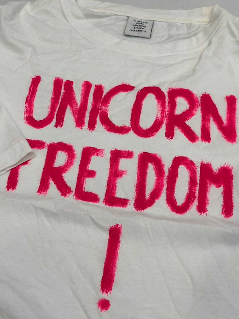 Vetements Vetements Unicorn Short Sleeve Size US XS / EU 42 / 0 - 2 Thumbnail