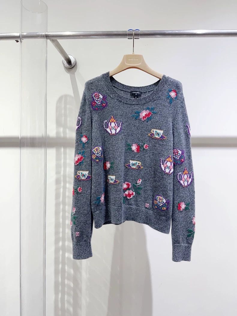 Gray Cashmere Sweater with Cute Teapot Design - dmc