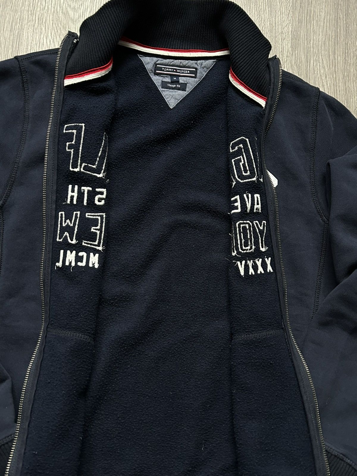 Tommy Hilfiger × Vintage Zip-Hoodie Tommy Hilfiger 🔘 Vintage Fit 🔘 Streetwear 🔘 Size US M / EU 48-50 / 2 - 5 Thumbnail