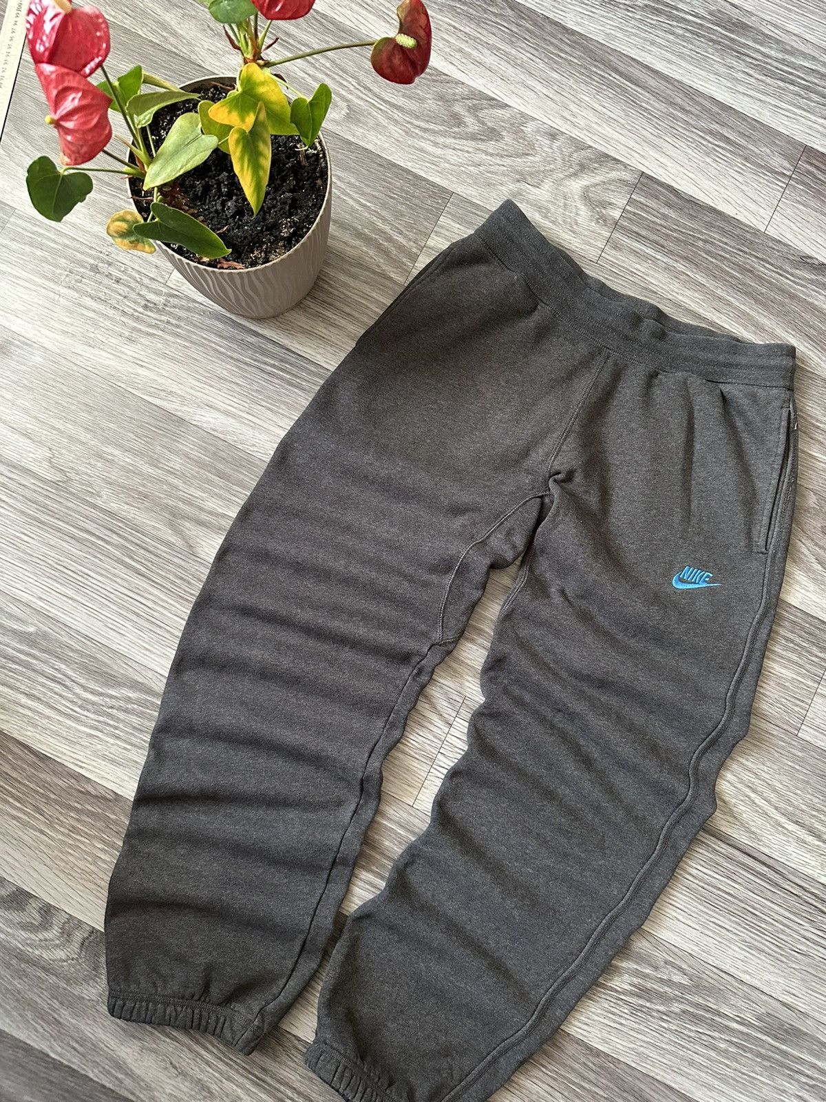Nike Nike Grey Baggy Jogger Sweatpants y2k Small Swoosh size M Size US 32 / EU 48 - 1 Thumbnail