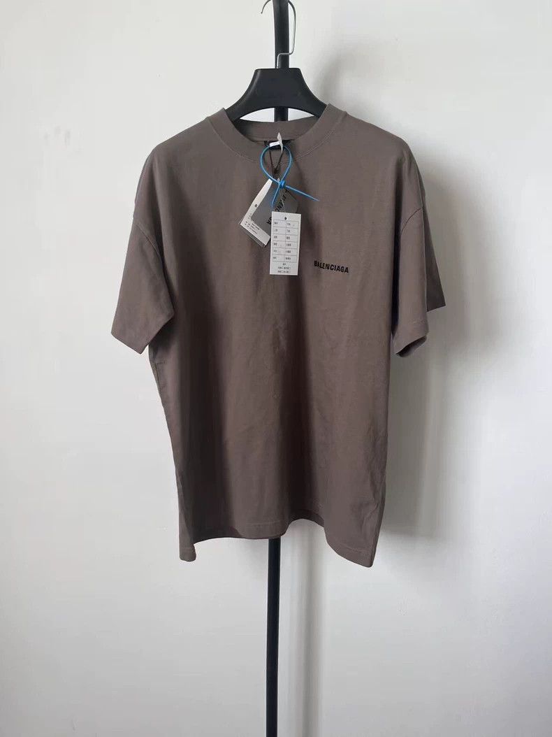 Balenciaga Balenciaga Solid Chest Logo Crew Neck Pullover Short Sleev Size M / US 6-8 / IT 42-44 - 1 Thumbnail