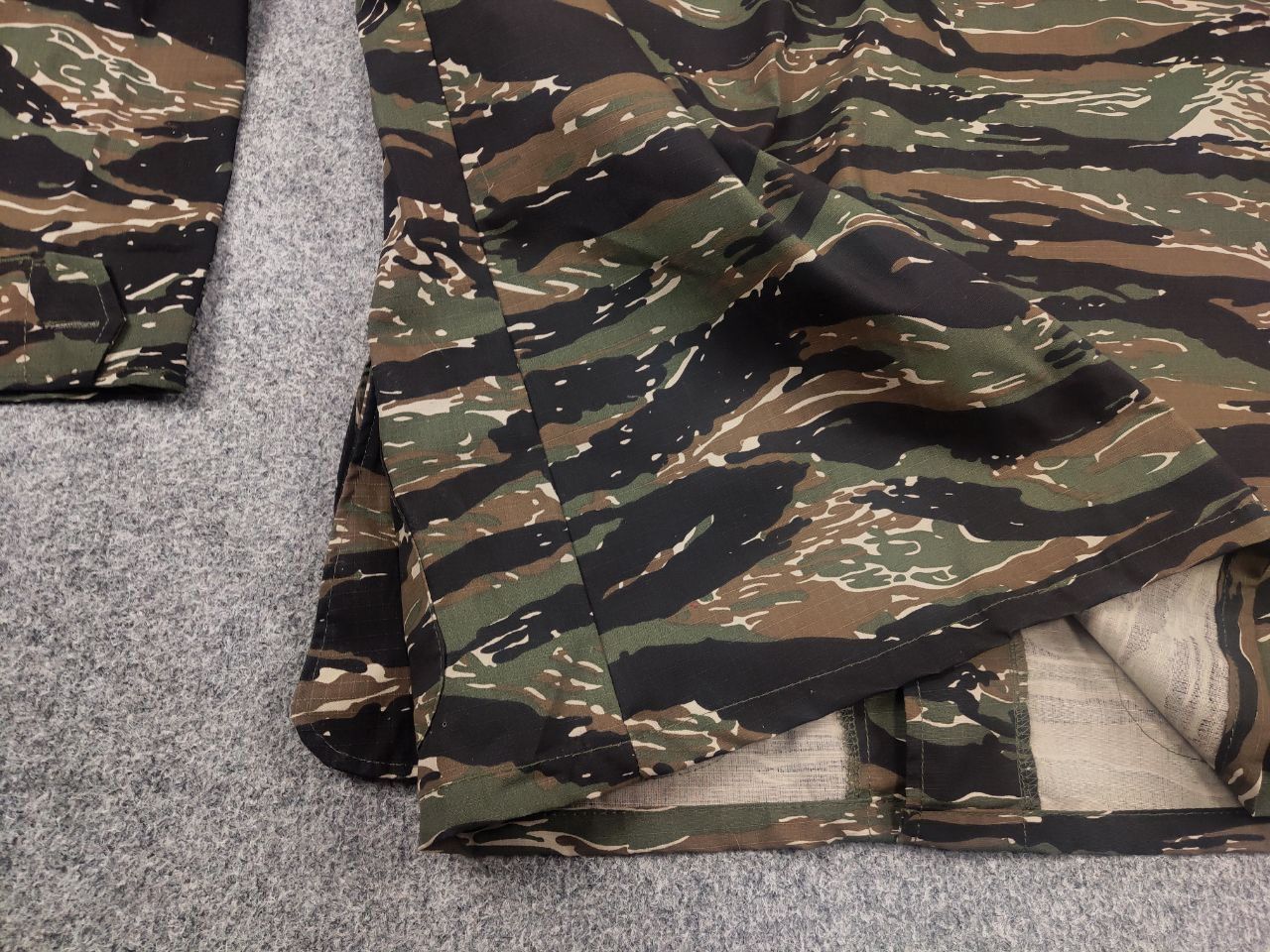 Vintage Vintage US Army Tiger Stripe Camo Combat Military Jacket Size US L / EU 52-54 / 3 - 10 Thumbnail