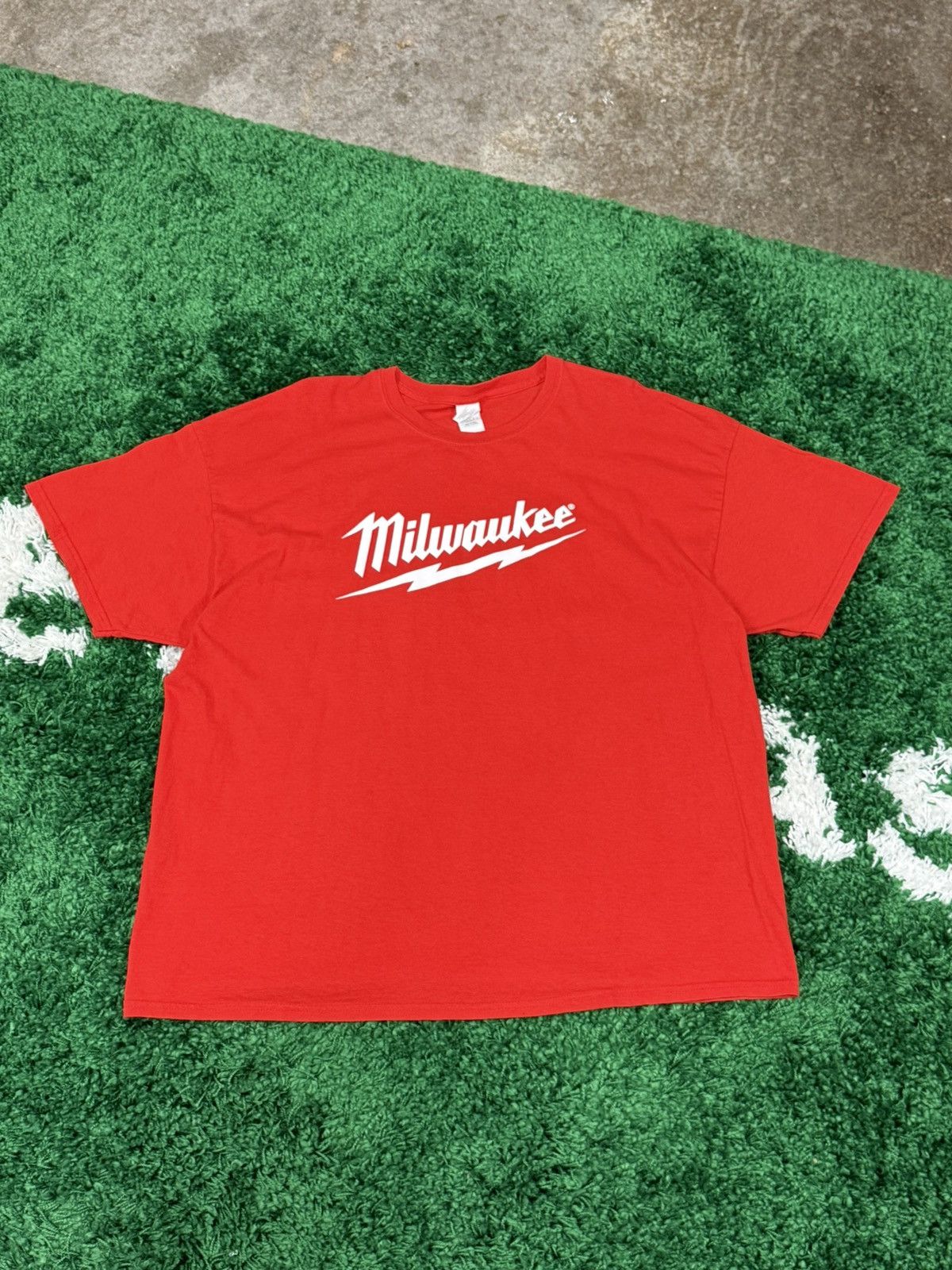 Vintage Milwaukee Tools Red Logo Workwear Tee 2XL XXL Size US XXL / EU 58 / 5 - 1 Thumbnail