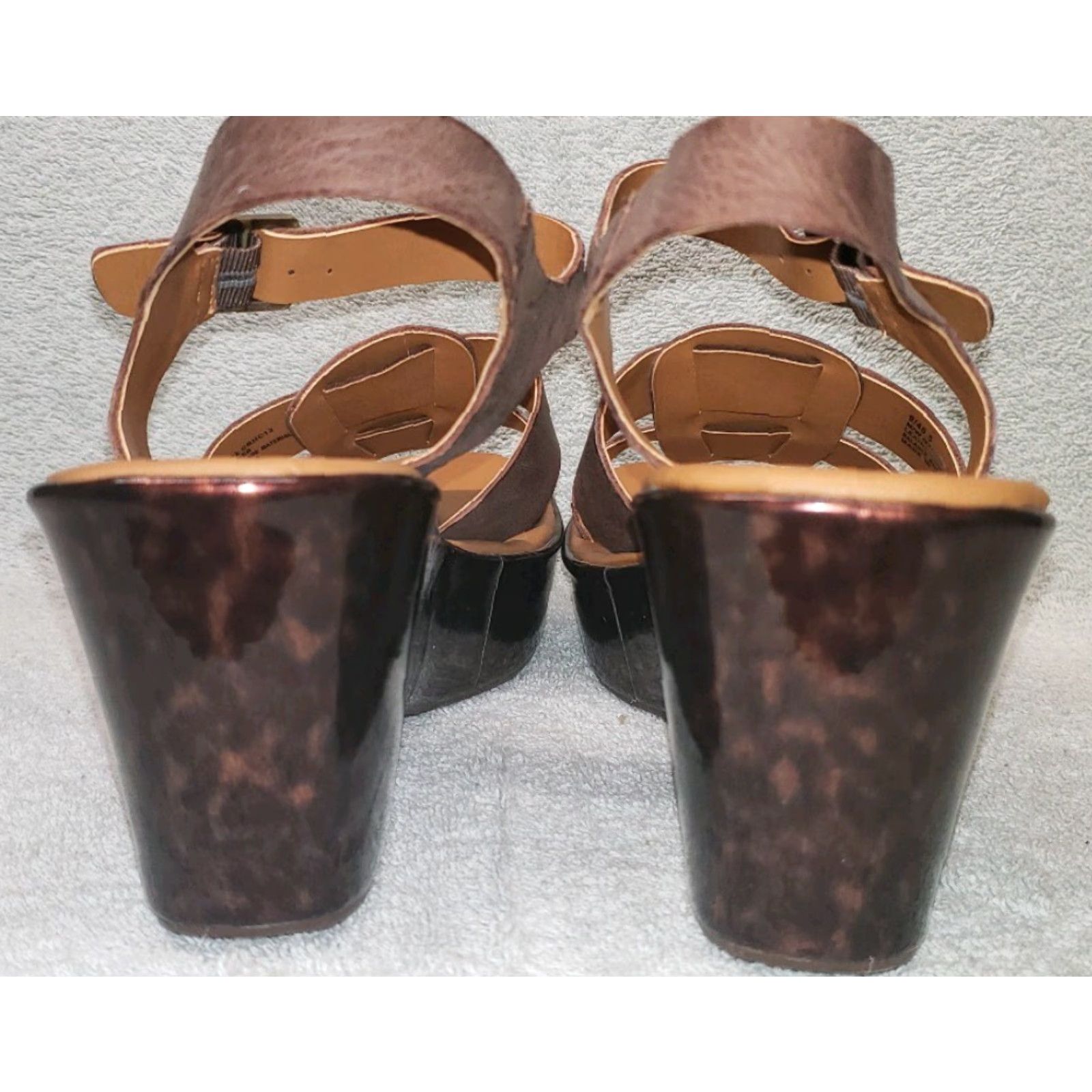 Vintage Korks Women's T-strap Wedge Sandal Size 9M Brown Leather Upper Glossy Wedge Leopard Pattern Buckle Size US 9 / IT 39 - 5 Thumbnail