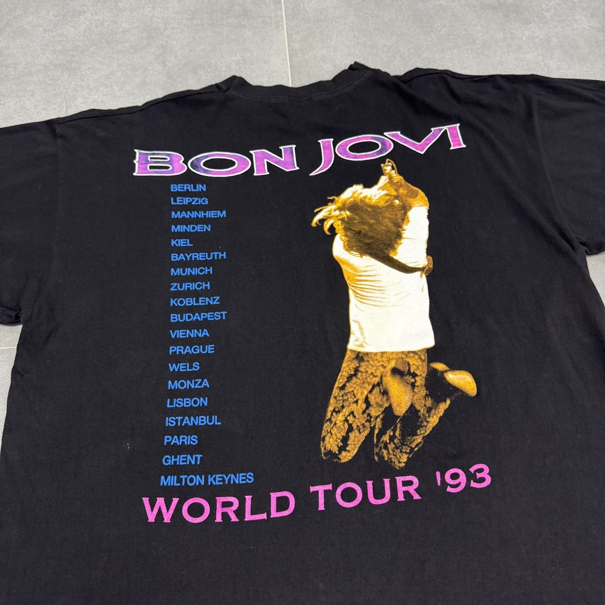 Bon Jovi Vintage Bon Jovi World Tour 1993 Band Tee T-Shirt Men Size US XL / EU 56 / 4 - 16 Thumbnail