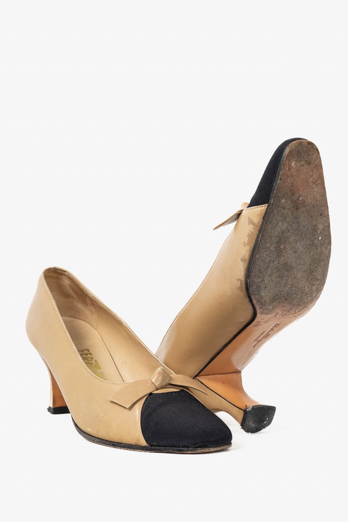 Salvatore Ferragamo Salvatore Ferragamo Beige Leather Bow Cap-Toe Pumps Size US 7 / IT 37 - 4 Thumbnail