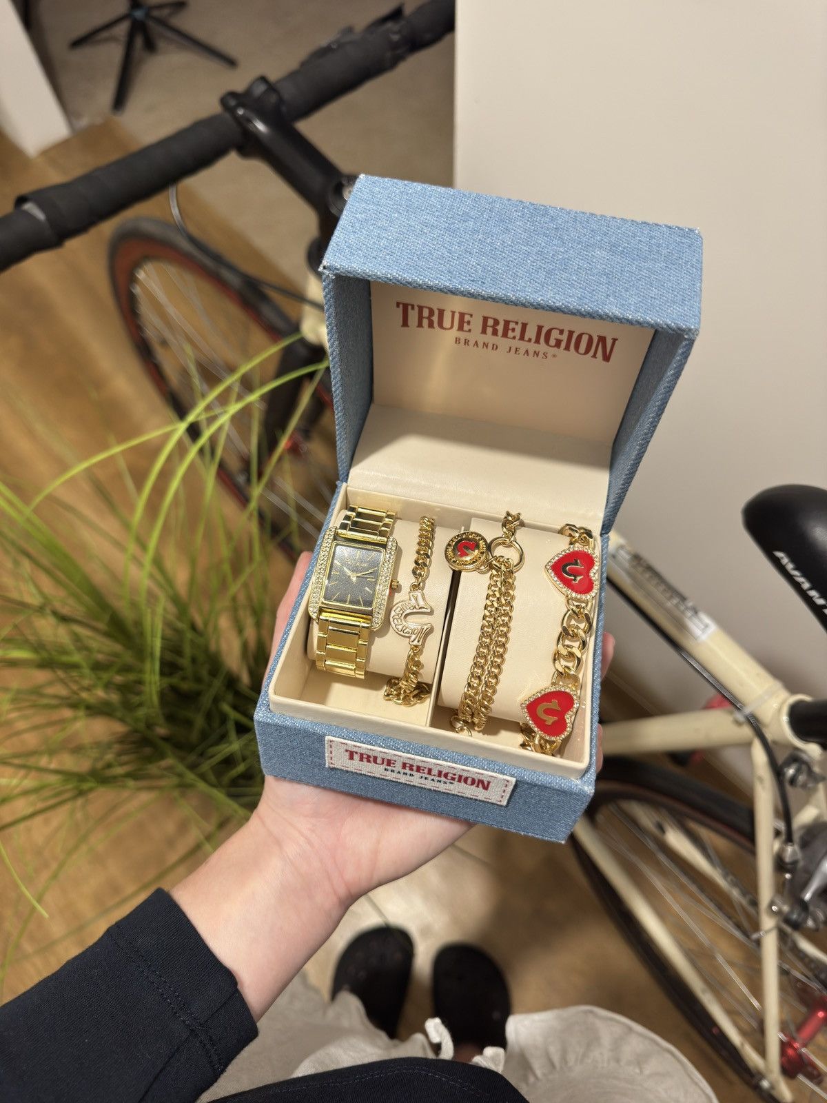 True Religion GIFT SET TRUE RELIGION GOLD BRACELETS & WATCHES Size ONE SIZE - 1 Thumbnail