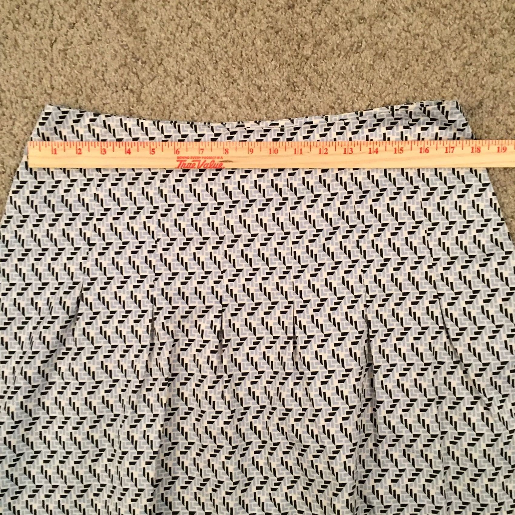 Old Navy Old Navy Skirt Womens 10 Size Geometric Just Below The Waist Line Unlined Size 32" / US 10 / IT 46 - 3 Thumbnail