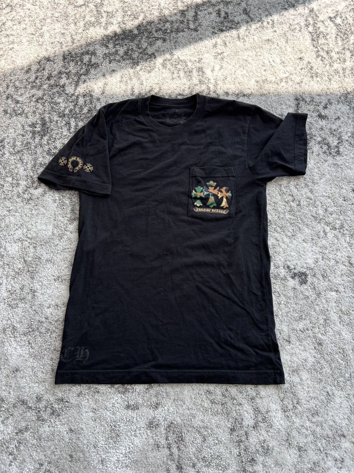 Chrome Hearts Chrome Hearts Camo Horseshoe T shirt Size US S / EU 44-46 / 1 - 1 Thumbnail