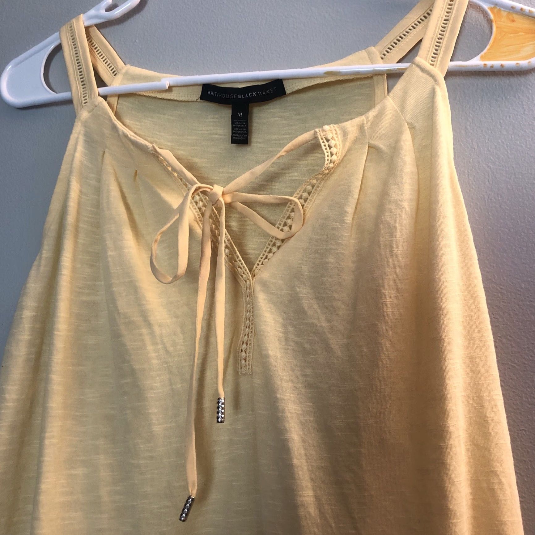 White House Black Market White House Black Market Blouse Womens M Yellow Sleeveless V Neck Knit Career Tank Size M / US 6-8 / IT 42-44 - 3 Thumbnail