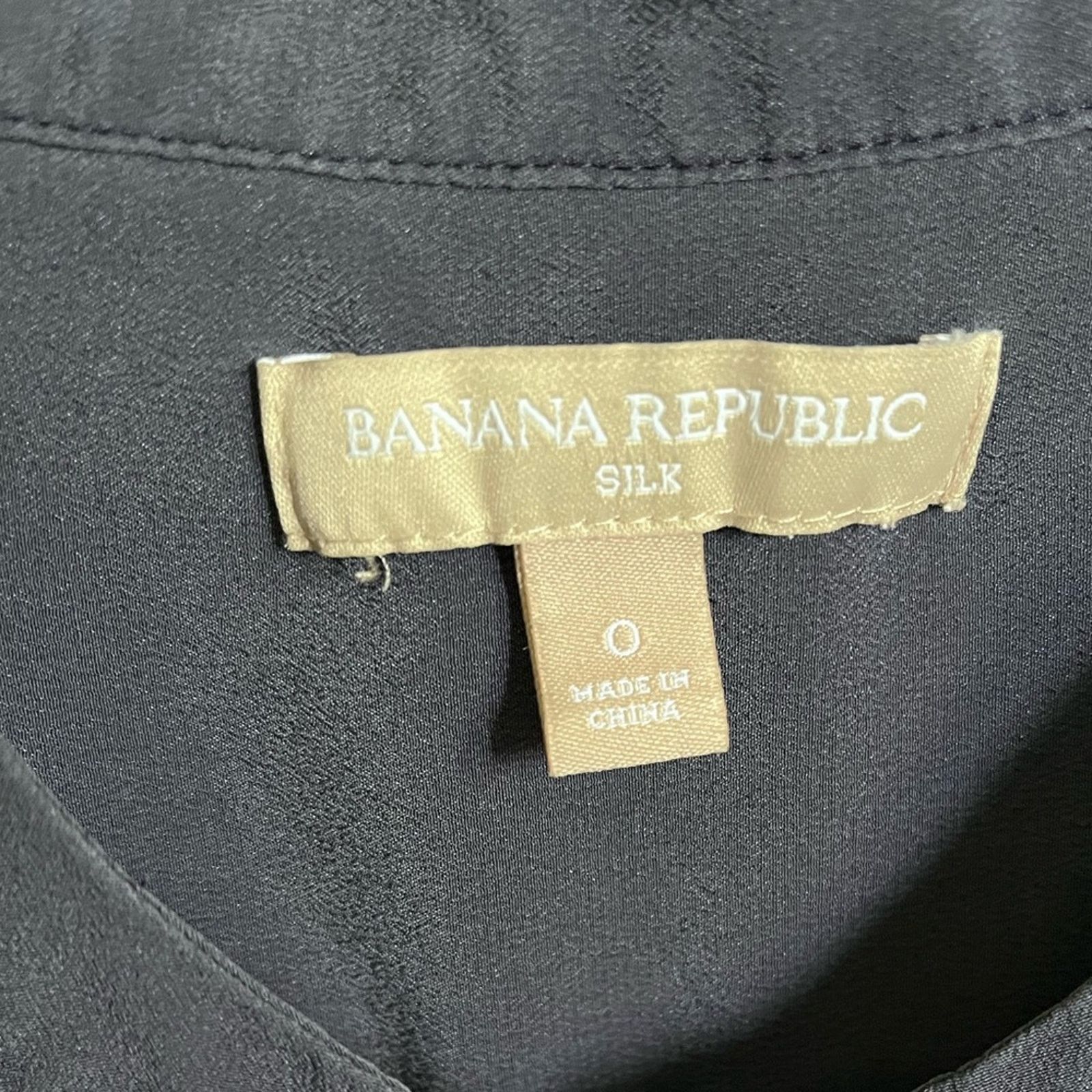 Banana Republic Elegant Banana Republic Navy Sleeveless silk top size 0 Size XS / US 0-2 / IT 36-38 - 3 Thumbnail