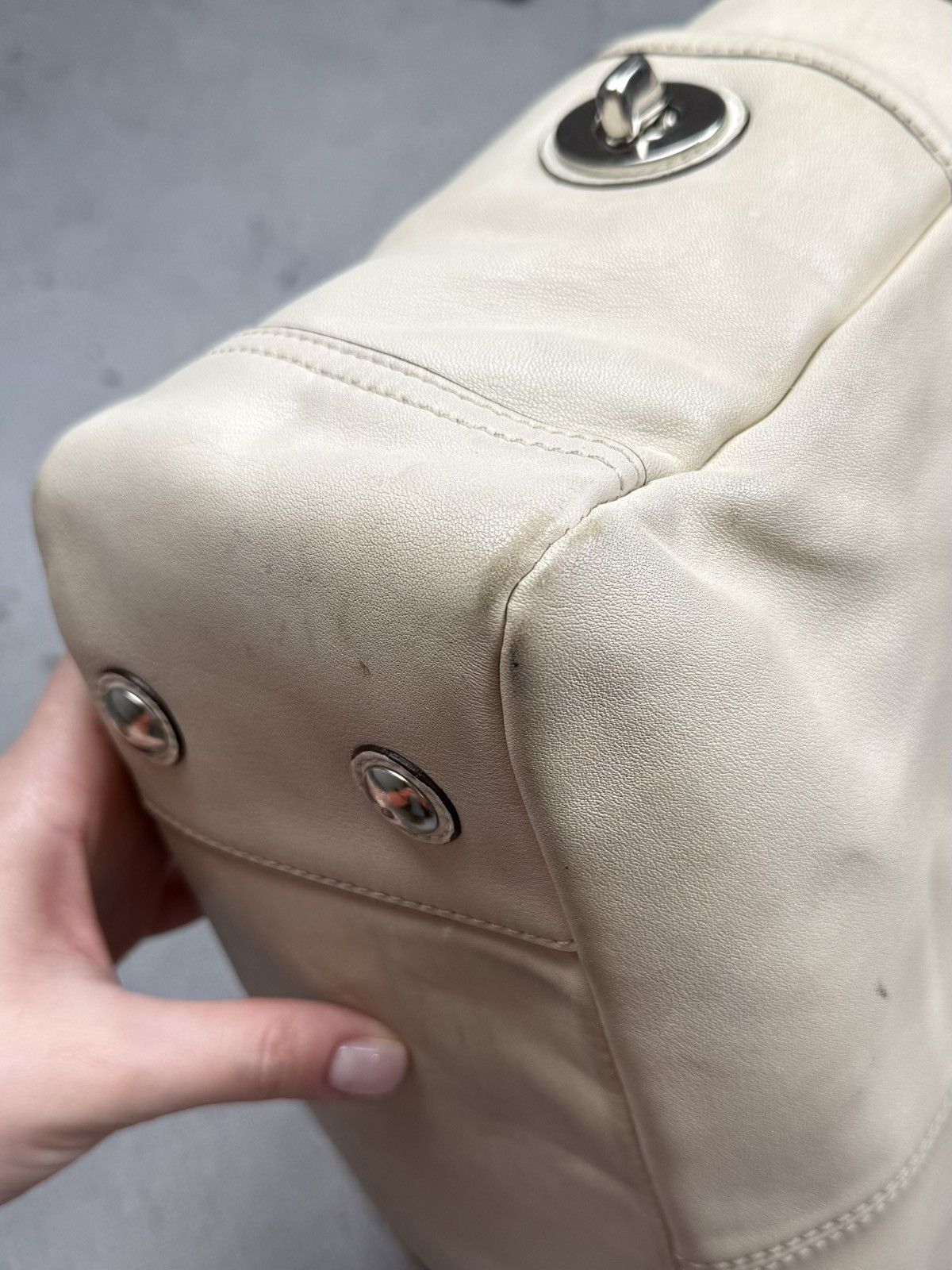 Coach Vintage Coach Beige Leather Tote Bag With Charm Turnlock Size ONE SIZE - 16 Thumbnail