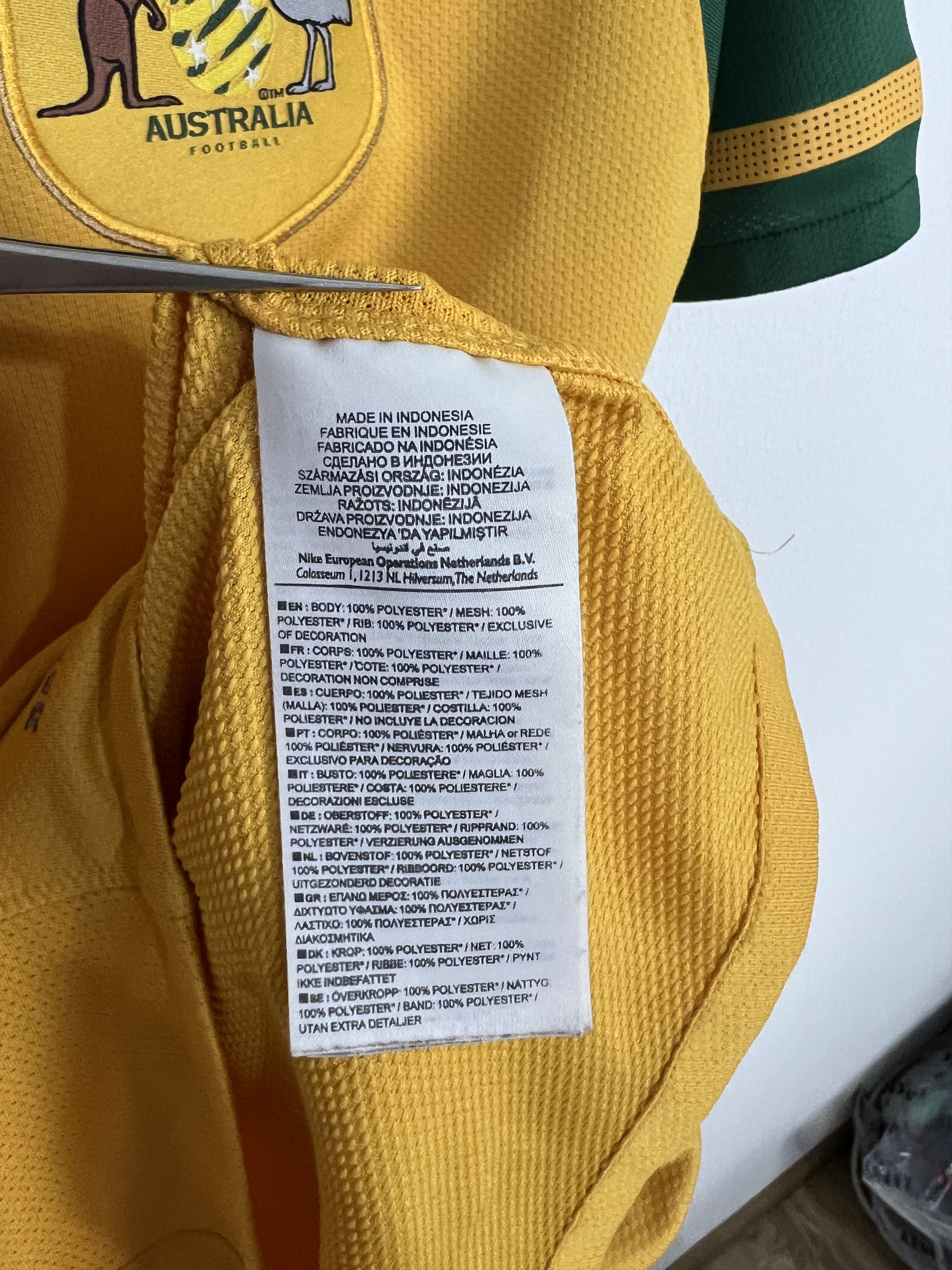 Nike Australia Home football shirt 2010 Soccer Nike Jersey Men Size US L / EU 52-54 / 3 - 11 Thumbnail