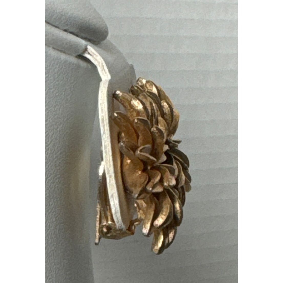 Vintage Mid century vintage gold tone flower clip on earings Size ONE SIZE - 4 Thumbnail
