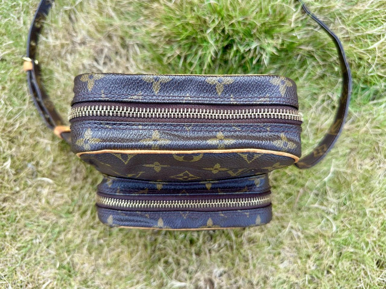 Louis Vuitton Authentic Louis Vuitton Monogram Amazone Crossbody Bag Size ONE SIZE - 4 Thumbnail