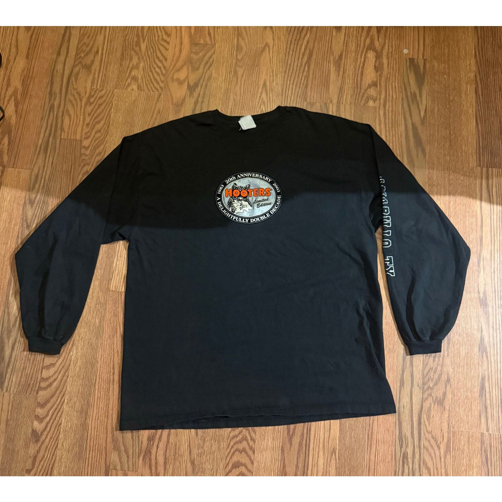 Gildan Vintage Hooters Long Sleeve embroidered with felt Size US XL / EU 56 / 4 - 1 Thumbnail
