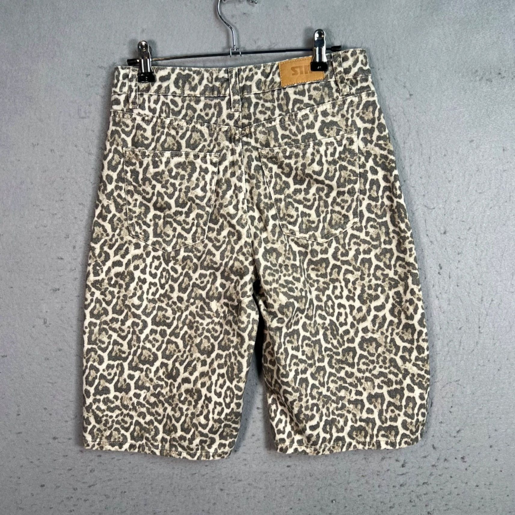 Vintage STR STR Leopard Denim Shorts Womens size 2 Cotton Bermuda Beige Leopard Pattern 90s Vintage Size 26" / US 2 / IT 38 - 2 Thumbnail